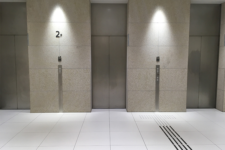 エレベータで7階までお越しください。